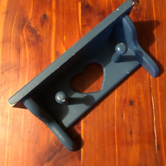 9069 Vintage Rustic Shelf Heart Embellished W 2 Hanging Pegs Painted Blue - Picture 4 of 9